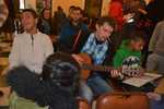 Místní mládež kolem kytaristy a dobrovolníka Dominika