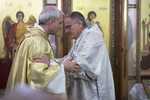 Salesiánský delegát pro misie se zdraví se sofijským biskupem Christem Projkovem